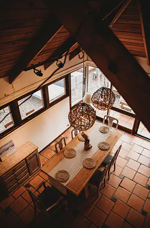 juego de comedor con sillas de diseño, luminaria, y accesorios