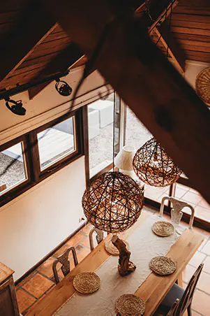 juego de comedor con sillas de diseño, luminaria, y accesorios zoom
