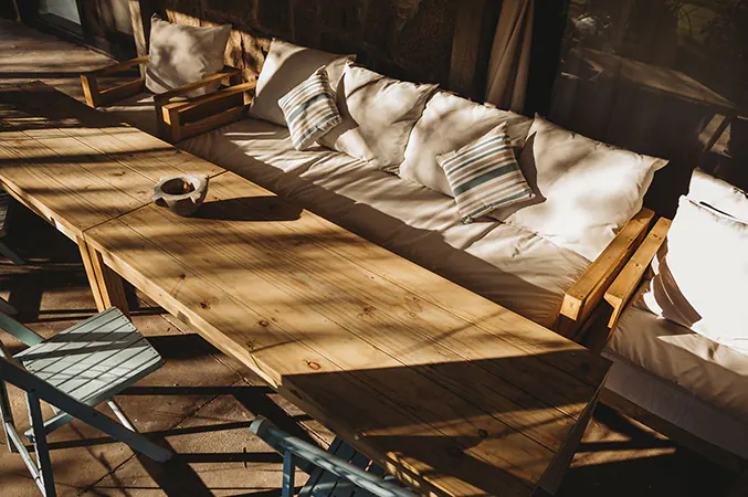 sillón y mesa de exterior